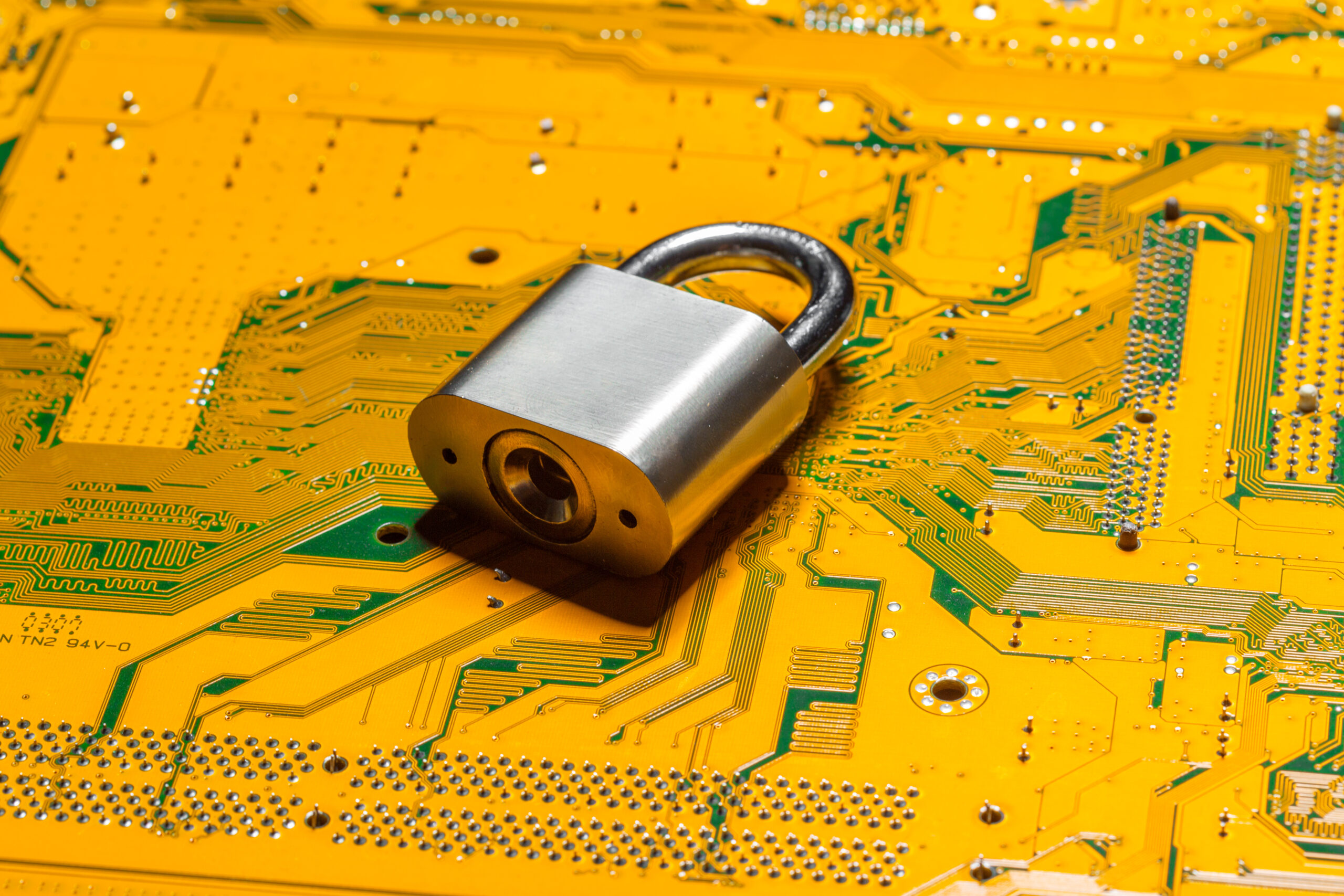 Cadenas posé sur un circuit imprimé d'ordinateur, symbole de la sécurité d'un gestionnaire de mots de passe